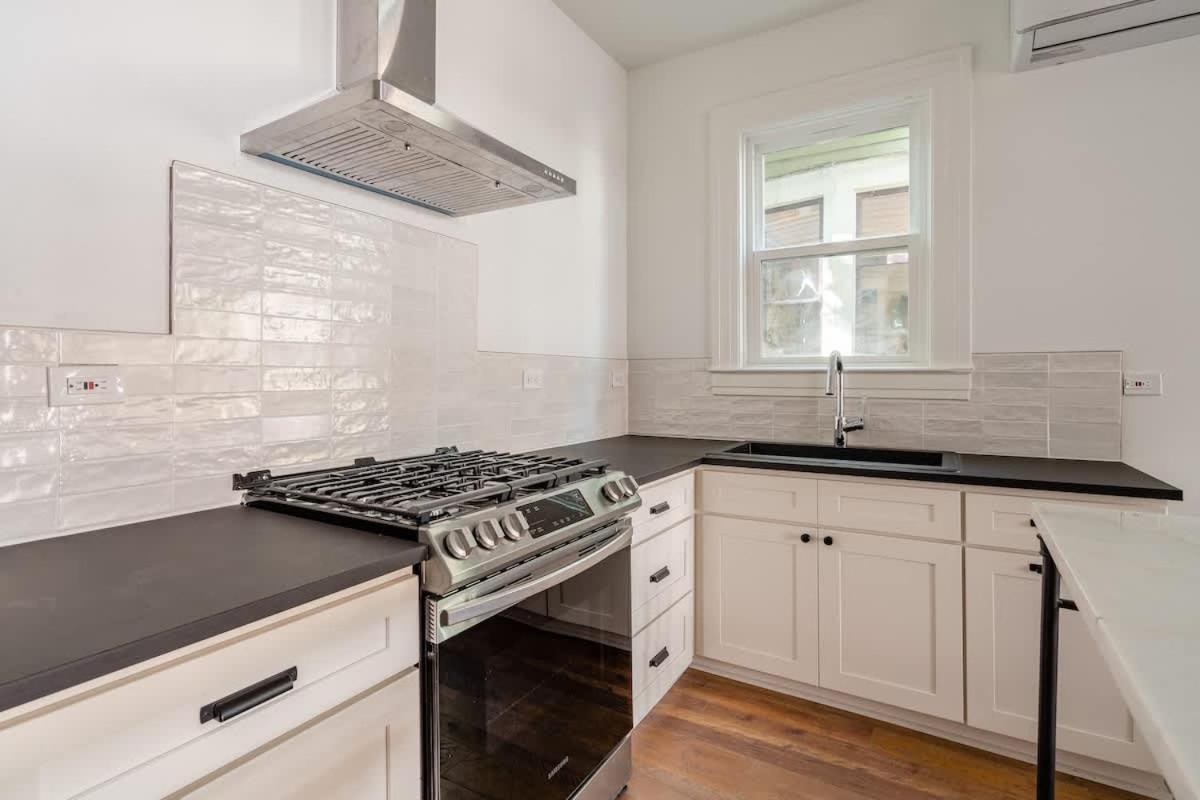 Apartment - The Retrouvailles Suite- Espresso & Craft Brews Portland